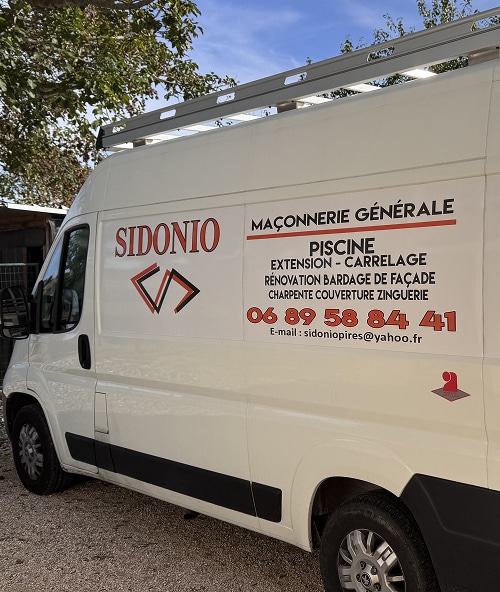 Van blanc Sidonio avec galerie de toit. Services : maçonnerie générale, piscine, rénovation, toiture. Contact 06 89 58 84 41.